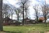 Das Foto zeigt den Platz auf einer Wiese, umrahmt von vielen Linden mitten im Ort mit einem Pavillion, Sitzmöglichkeiten und einer Tischtennisplatte.