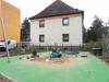 Dies ist ein ebenerdiger großer Sandkasten, umrandet von einer weichen grünen Einfassung. Im Sommer sind die Kinder durch ein darüber angebrachtes Sonnensegel vor Sonne geschützt. Er befindet sich auf der Schulhofseite und wird Nachmittags viel von den Kindern genutzt. Rechts neben dem Sandkasten steht eine Kiste, in der die Spielmaterialien aufbewahrt werden und die Kinder sich diese selbständig nehmen können.